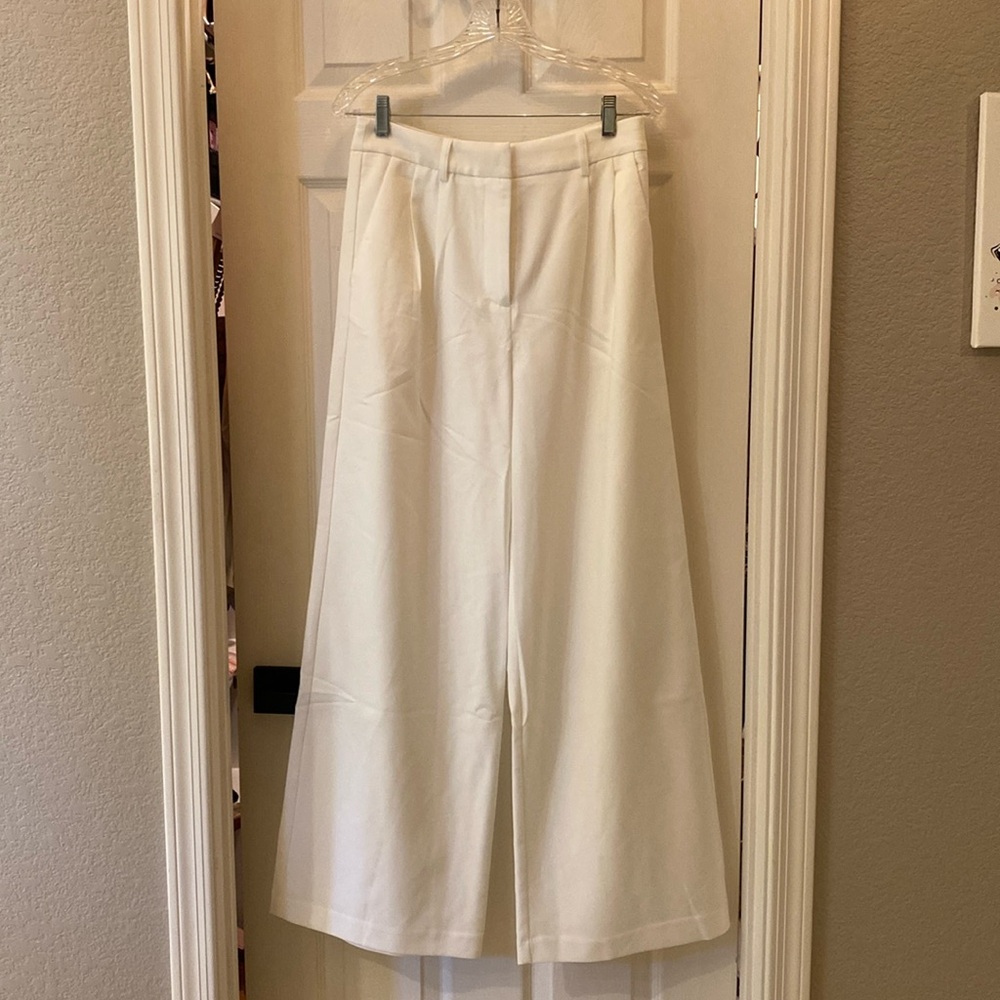 Wide leg white trouser’s. Never worn with tags. Commense brand size medium.